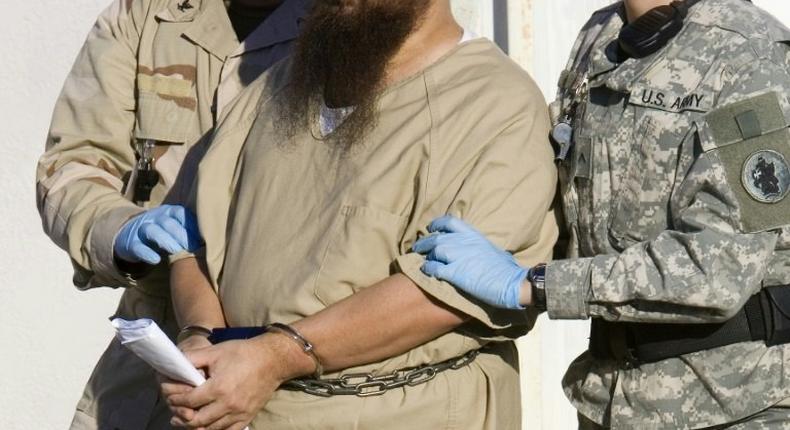 Un détenu est escorté par des gardes militaires à la prison américaine de Guantanamo Bay, à Cuba, sur une photo de 2006.