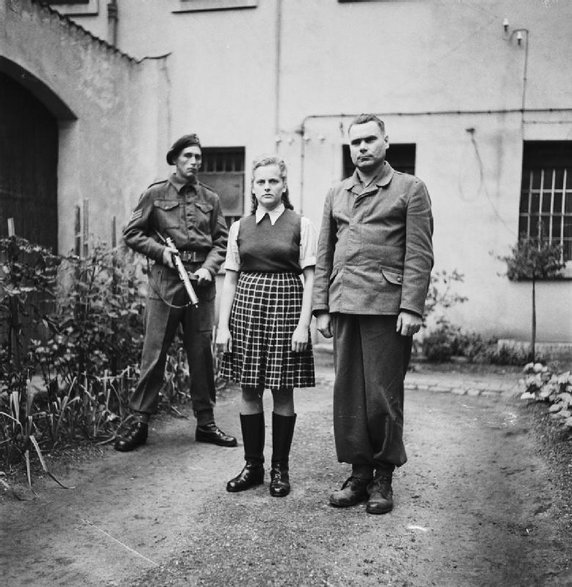 Josef Kramer i nadzorczyni z Auschwitz Irma Grese na zdjęciu wykonanym w sierpniu 1945 roku.