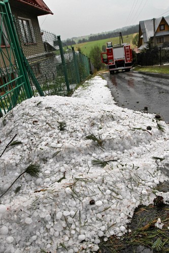 W Bukowinie Tatrzańskiej gwałtowna burza z gradem wyrządziła szkody głównie niszcząc samochody, drzewa owocowe i dachy pokryte eternitem
