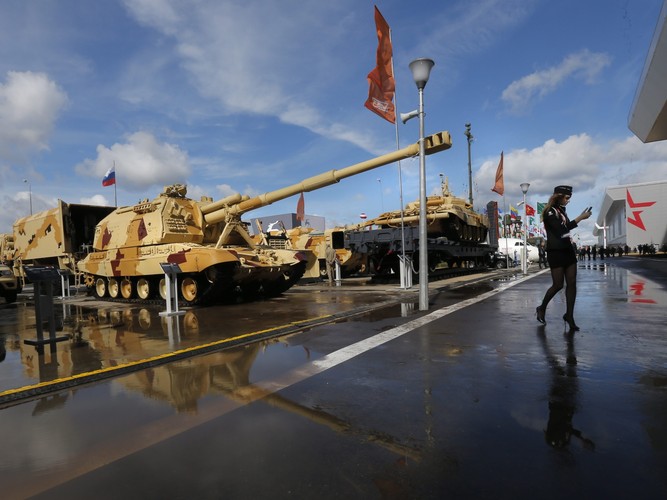 Według sztokholmskiego Instytutu Badań nad Pokojem (SIPRI), Rosja jest drugim największym - po USA - eksporterem broni na świecie, chociaż w latach 2014-15 sytuacja eksporterów z tego kraju pogorszyła się ze względu na wprowadzone przez Zachód sankcje gospodarcze. Na Rosję przypada jedna czwarta globalnego eksportu broni. Najważniejszymi odbiorcami rosyjskiego sprzętu wojskowego są Indie, Chiny i Wietnam.<br><br> fot. EPA / SERGEI ILNITSKY