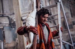 "Gniew" ze świetnym Orlando Bloomem, czyli kościół, gwałty i molestowanie [RECENZJA]