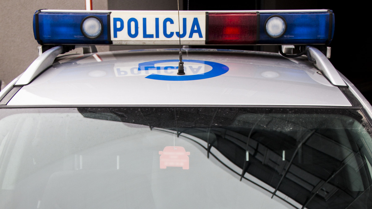 Sprawca śmiertelnego potrącenia pieszego zgłosił się na policję; był od rana poszukiwany. Do wypadku doszło wieczorem w środę w miejscowości Włostów. 44-letni mężczyzna zmarł na miejscu.