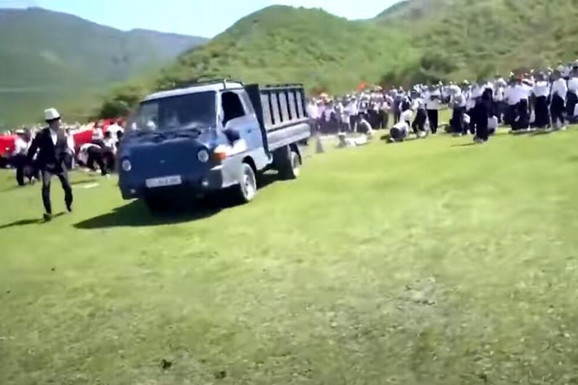 DRON SNIMIO HOROR SCENU! Ručna kočnica krenula da popušta, kamion uleteo na dečiji festival: Pregazio 29 učenika, osmoro dece hospitalizovano (FOTO/VIDEO)