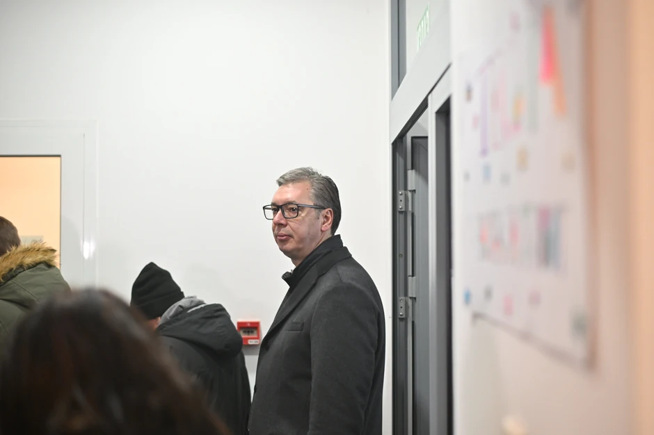 Vučić čekao u redu sa ostalim građanima