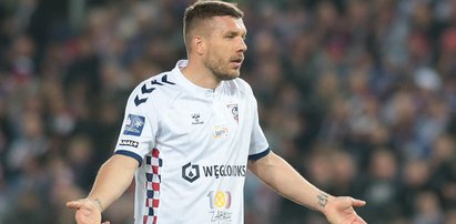 Lukas Podolski prowokuje kibiców Legii po ich zaczepkach. Padły słowa o "g*wnie pod nosem"! 