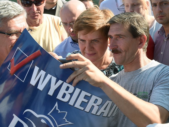 <b>Zmiany w emeryturach</b>
<br>
<br>
Ze zmian w systemie podatkowym miałyby pochodzić pieniądze na realizację sztandarowych pomysłów PiS, w tym obniżenie wieku emerytalnego. Szydło obiecała, że Duda zajmie się tym problemem po objęciu urzędu. 
<br>
<br>
Jak wynika z informacji DGP, od uwagę brane są dwa scenariusze. Pierwszy to proste odwrócenie reformy emerytalnej z 2013 r., czyli przywrócenie wieku emerytalnego – 60 lat dla kobiet i 65 lat dla mężczyzn. Drugi wariant zakłada, że docelowo wiek emerytalny dla kobiet i mężczyzn byłby identyczny, ale wynosiłby 65 lat, a nie 67. Ponadto byłaby możliwość wcześniejszego otrzymania świadczenia, w tym po spełnieniu kryterium odpowiednio długiego stażu pracy.
<br>
<br>
<a  href=