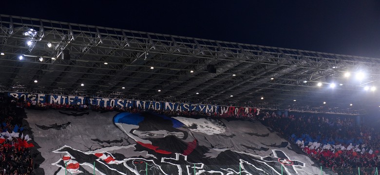 Skandaliczna oprawa kibiców Wisły. Pokazali, że są dumni z mordowania fanów Cracovii [FOTO]