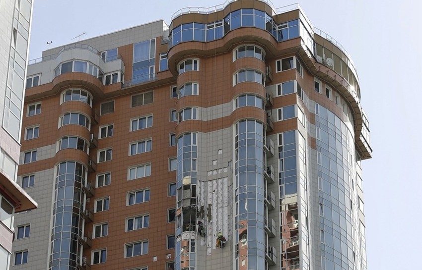 Šteta na stambenoj zgradi u Moskvi nakon udara ukrajinskog drona 29. maja