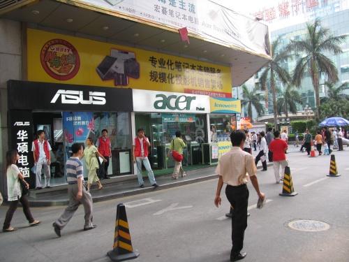 Znane komputerowe marki są obecne w centrum 