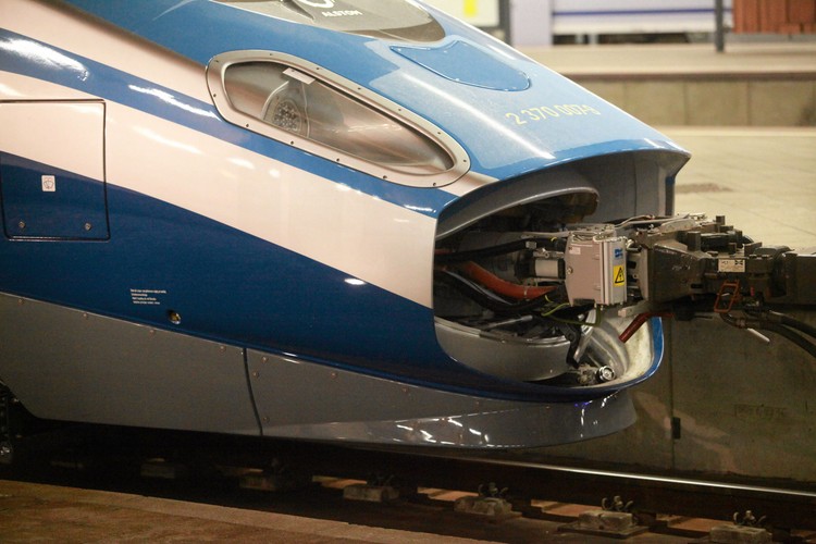 Na trasie z pasażerami Pendolino będzie jednak jeździło wolniej. Maksymalna prędkość na trasie do Trójmiasta wyniesie 160 km/h.