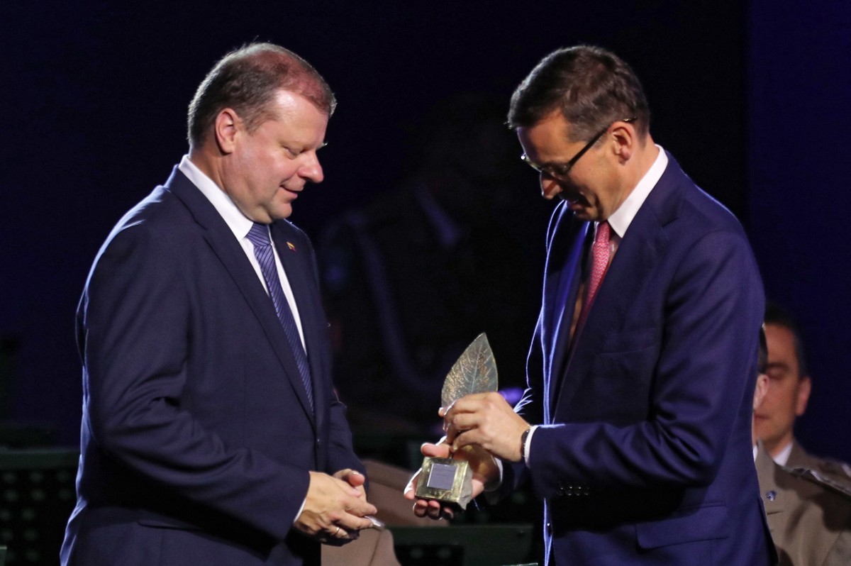 Premier Litwy Saulius Skvernelis odebrał nagrodę Człowieka Roku z rąk premiera RP Mateusza Morawieckiego podczas XXVIII Forum Ekonomicznego w Krynicy.