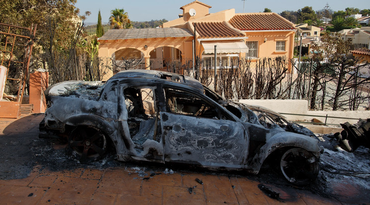 Leégett autó parkol a ház előtt  / Fotó: Europress-Gettyimages