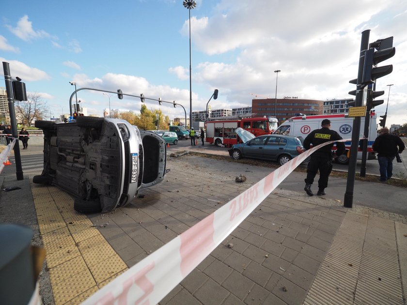 Radiowóz na boku na Żeromskiego w Łodzi. Ranni policjanci