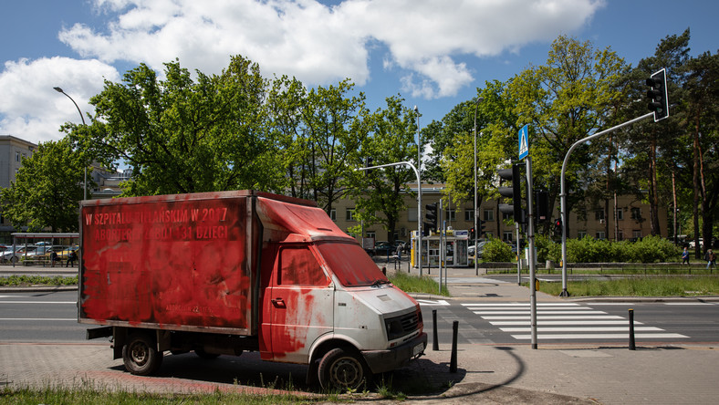 Zdewastowane furgonetki organizacji pro-life przed Szpitalem Bielańskim w Warszawie