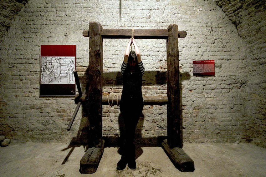 Izloženo je 60 eksponata, vernih replika sprava za mučenje iz srednjeg veka