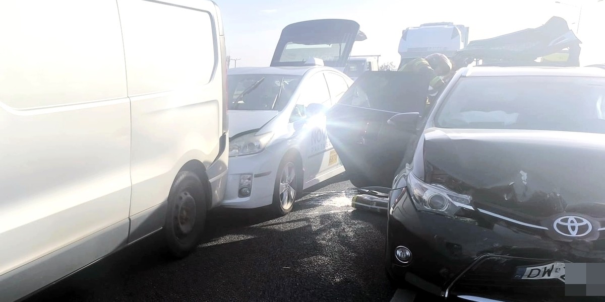 Parali Drogowy Pod Wroc Awiem Co Najmniej Rozbitych Samochod W