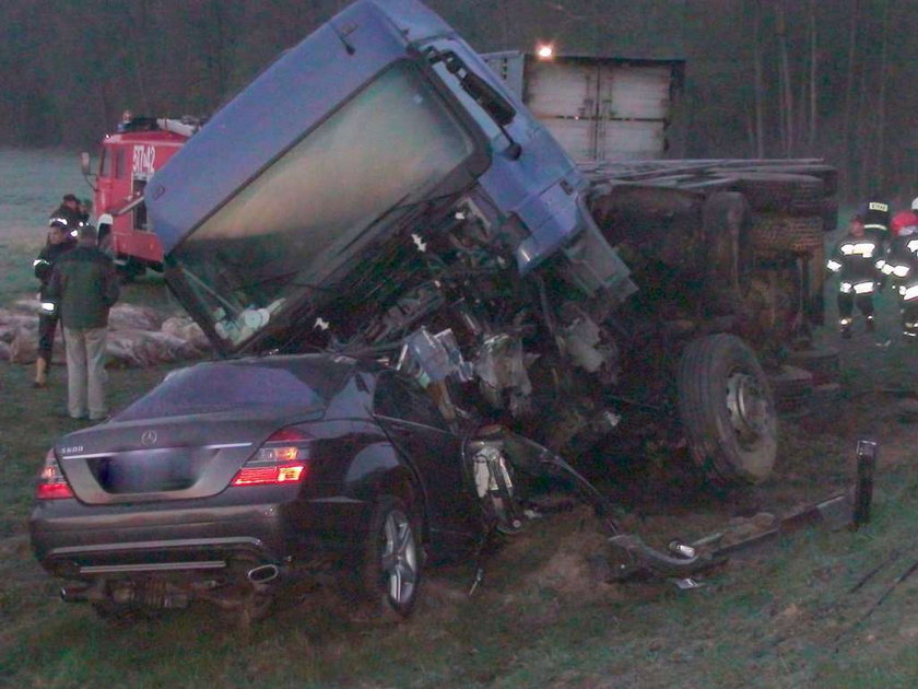 wypadek drogowy, zderzenie, świnie, mercedes, ciężarówka