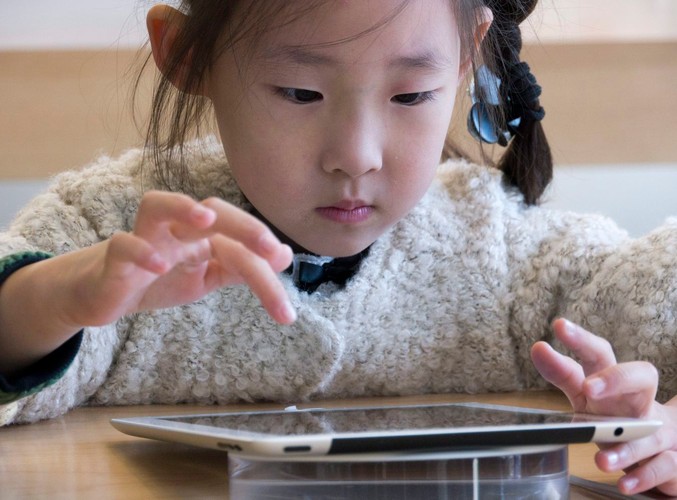 Mała dziewczynka bawi się iPadem