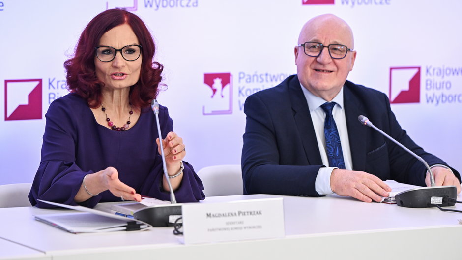 Szefowa KBW Magdalena Pietrzak oraz szef PKW Sylwester Marciniak