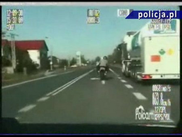 Pędził ponad 140 km/h, nie opanował motocykla. Pościg policji na wideo