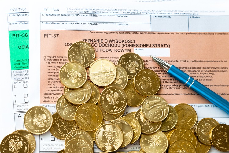 <strong>Nowelizacja ustawy o PIT: Ciężar dowodu po stronie podatnika</strong>
<br><br> Płatnicy i podatnicy będą podlegali także znowelizowanej ustawie o PIT.  Płatnicy (pracodawcy) od stycznia będą mieli obowiązek wykazać dochody pracowników na nowych formularzach PIT-11. Zmienia się także samo postępowanie podatkowe. Dotyczy to osób, które osiągnęły przychody z nieujawnionych źródeł. Podatnik będzie teraz potrzebował dowodów by wykazać, że dochód pochodzi z nieujawnionego źródła. Dotychczas ciężar dowodu leżał po stronie organu podatkowego. <br><br>
<a title=