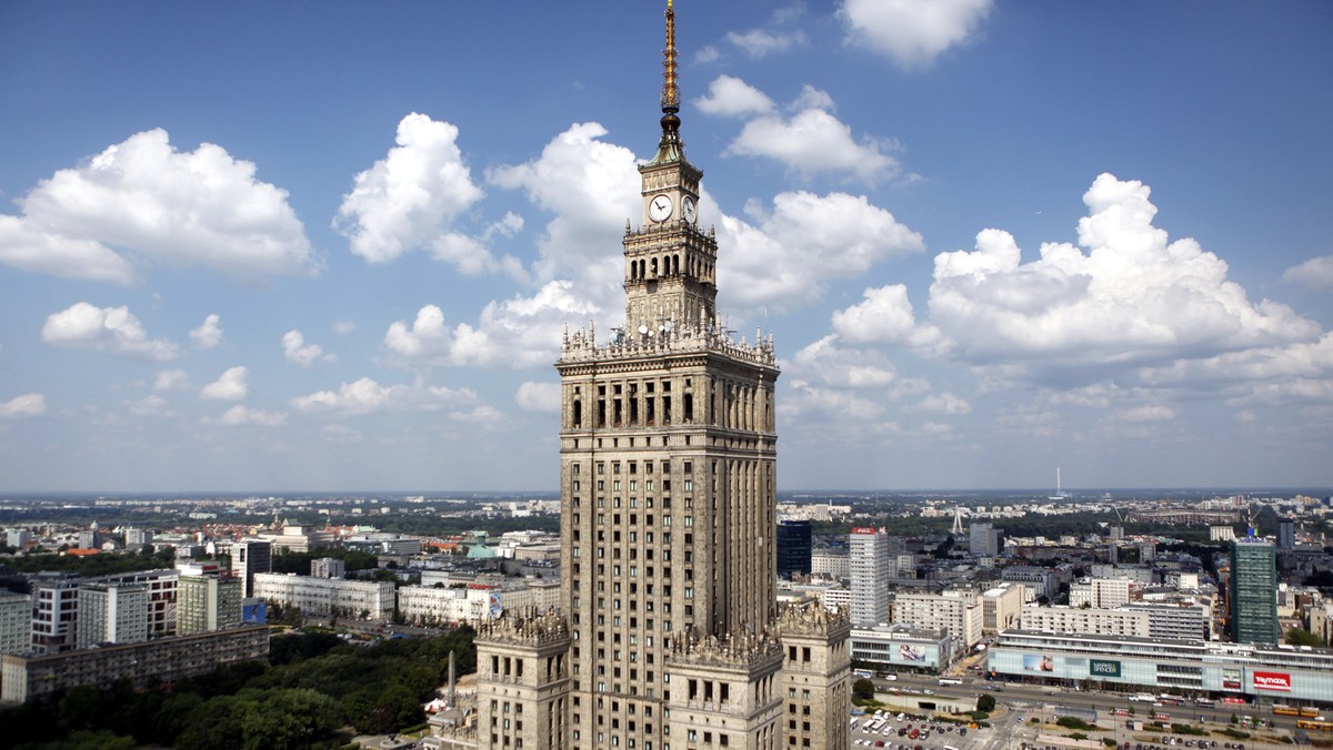 Warszawa wyda 2,2 mln zł na modernizację oświetlenia Pałacu Kultury i Nauki. Nowe lampy posłużą m.in. do iluminacji gmachu w dniu inauguracji polskiej prezydencji w Radzie UE w lipcu 2011 r. Decyzję w tej sprawie podjęli dziś stołeczni radni.