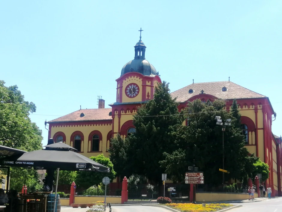 Obavezno posetite i riznicu Bogoslovije, Sabornu crkvu, Karlovačku gimnaziju, Stražilovo...