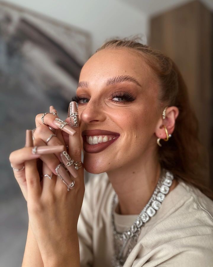 Speváčka Simona Hegerová, umeleckým menom Sima.