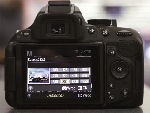 Nikon D5200 nawiązuje do starszych modeli serii. Mamy tu tradycyjny przycisk nawigacyjny po prawej stronie ekranu