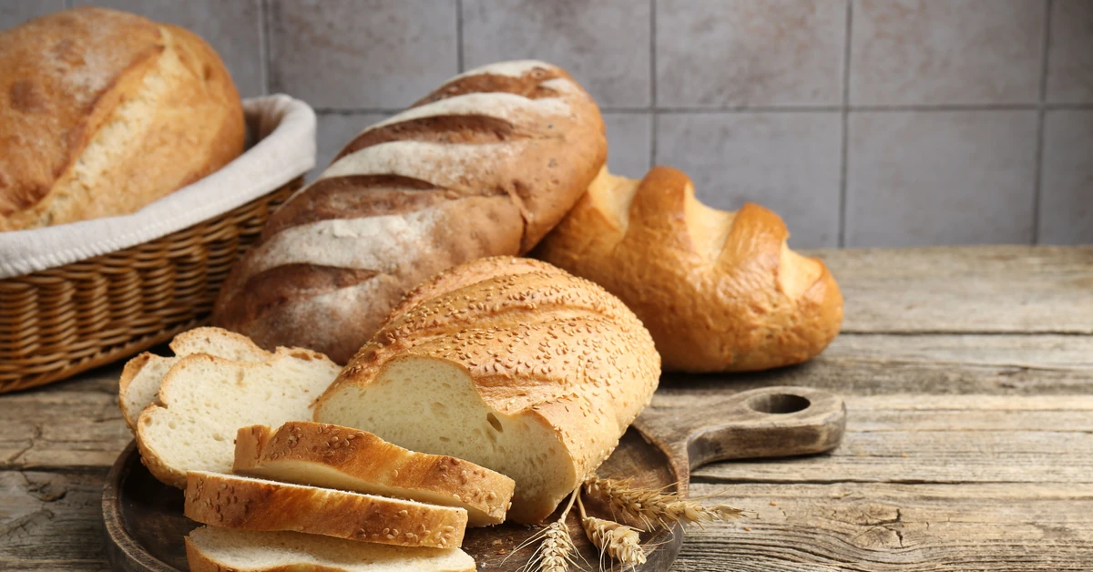 Nie lodówka, ani plastikowa torebka. Tak przechowuj chleb, a będzie długo świeży