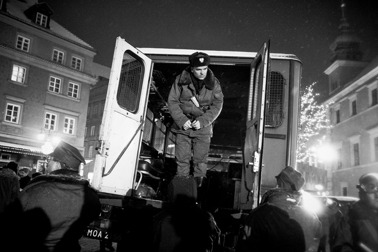 Rekonstrukcja walk z ZOMO na Placu Zamkowym