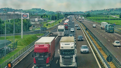 Koronavírus: több tíz kilométeres kamionsorok állnak a lengyel és a szlovák határokon