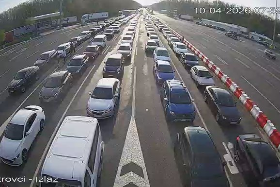 (FOTO)  HAOS NA GRANICAMA NA VELIKI PETAK Ljudi izlaze iz vozila, koloni se NE VIDI kraj: Ovo pravilo važi od danas i sada je sve jasno: Kolaps TEK POČINJE!