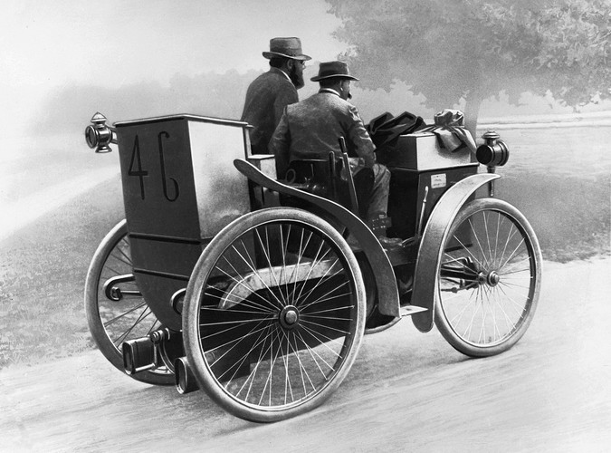 1895 rok - Pierwszy samochod na oponach Michelin