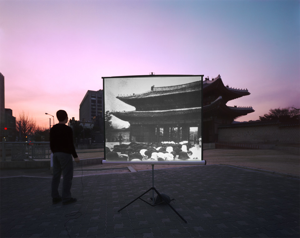 historic present010_160x127(cm)_Pigment print_2009_Donhwamun(Main gate of Changdeok Palace)