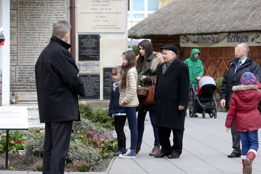 Kaczyński z koszyczkiem