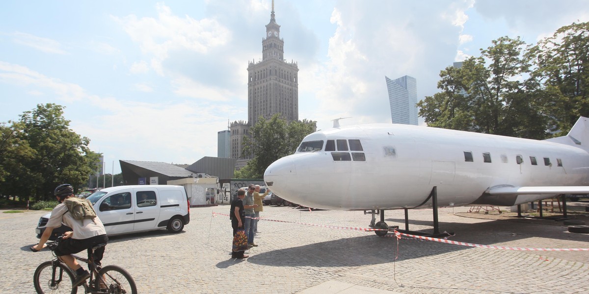 Samolot stanął przed Pałacem Kultury i Nauki