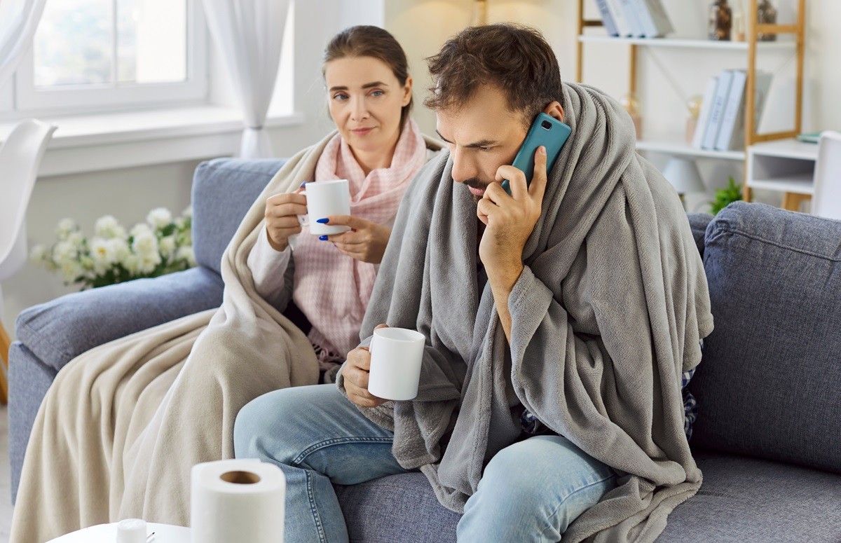 Kontrola L4 w 2026 roku – pracownik na zwolnieniu lekarskim odbiera telefon w domu