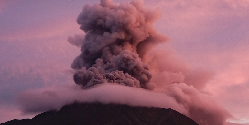 Popiół i błyskawice nad Indonezją. Spektakularna erupcja wulkanu Ruang [ZDJĘCIA]