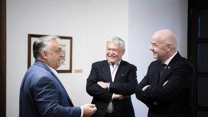 Csányi Sándor óriási mosollyal fordult Orbán Viktor felé – Tárgyalás zajlik a fociról a Karmelitában, a FIFA elnöke is ott van
