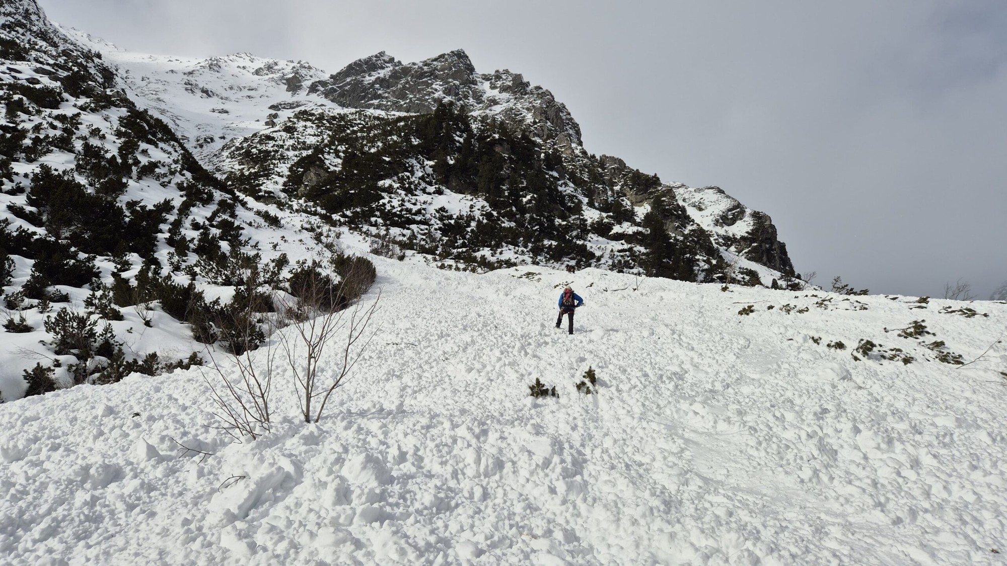 Horskí záchranári preverovala lavínu v Mengusovskej doline. 
