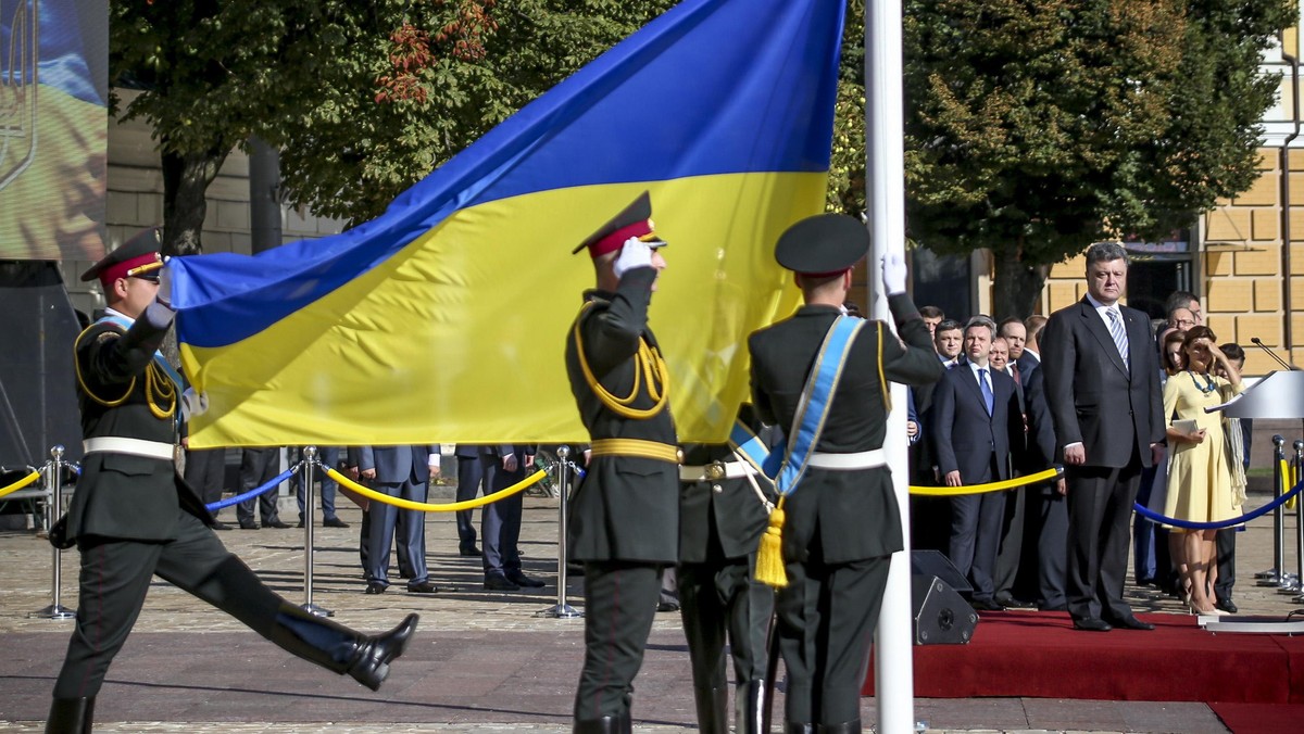 Agencja ratingowa Fitch obniżyła rating Ukrainy do CCC z B minus, sygnalizując wysokie ryzyko jej niewypłacalności. Wśród 104 państw, których kondycję finansową monitoruje agencja tylko Argentyna, która niewypłacalność ogłosiła w lipcu, wyceniana jest niżej.