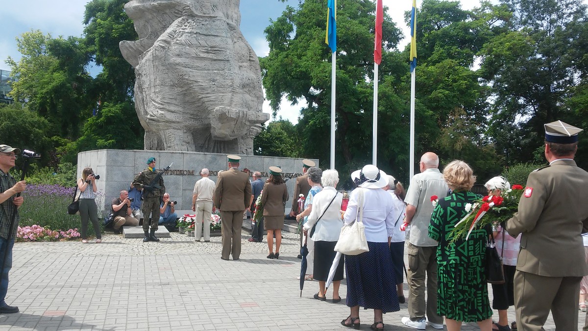 73 lata temu doszło do tzw. "krwawej niedzieli". 11 lipca 1943 roku ukraińscy nacjonaliści dopuścili się na Polakach masowych rzezi i krwawych zbrodni mordując całe rodziny na terenach Wołynia, Galicji Wschodniej i województwach II RP. O ofiarach pamiętają opolscy Kresowianie, wojsko i lokalne władze, którzy dziś na Placu Wolności, tuż przy Rondzie Ofiar Ludobójstwa Ofiar na Wołyniu, złożyli hołd i kwiaty przy tablicy upamiętniającej pomordowanych.