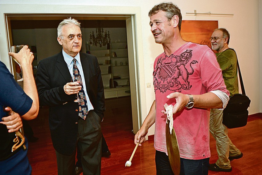 Ambasador Žan-Danijel Ruh udarcima gonga označio početak performansa