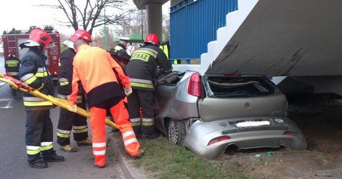 Wypadek. Samochód w Poznaniu wbił się pod betonowe schody