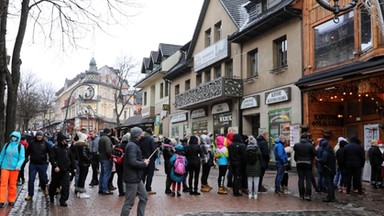 Pomimo obostrzeń otwarta restauracja na Krupówkach. Gigantyczna kolejka