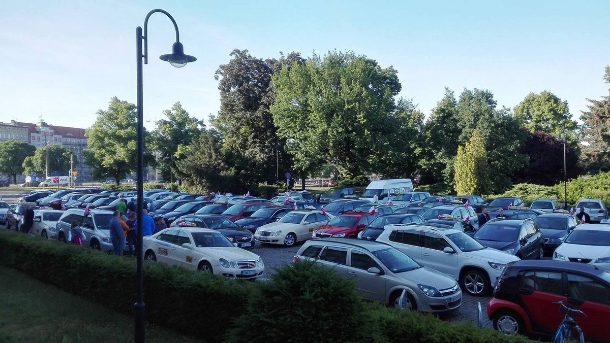 We Wrocławiu taksówkarze przez dwie godziny blokowali dziś wjazd i wyjazd z parkingu przed urzędem wojewódzkim. W ten sposób chcieli zwrócić uwagę na problem nielegalnych przewoźników. Podobne protesty odbyły się m.in. w Warszawie, Łodzi, Krakowie i Poznaniu.