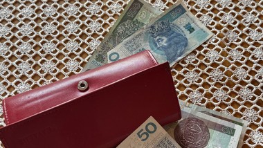 tysiące emerytów mogą odzyskać pieniądze. wystarczy jeden ruch w zus dodatkowe pieniądze dla seniorów