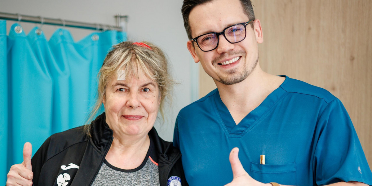 Utytułowana badmintonistka Maria Rzeźniczek jest tysięczną pacjentką, której wszczepiono soczewkę premium w Szpitalu w Będzinie. Na zdjęciu z doktorem Adamem Kabieszem. 