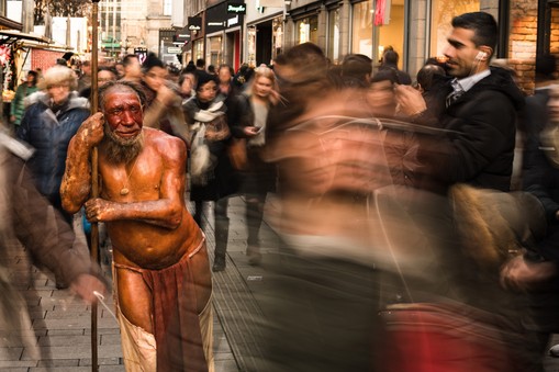 W genomie współczesnych ludzi naukowcy odkryli wiele fragmentów DNA pochodzenia neandertalskiego.